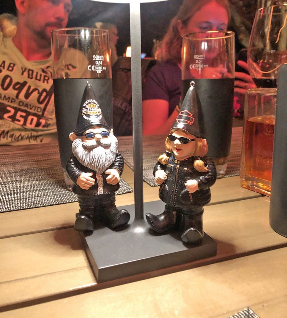 Annerl & Wiggerl stehen unter einer Lampe